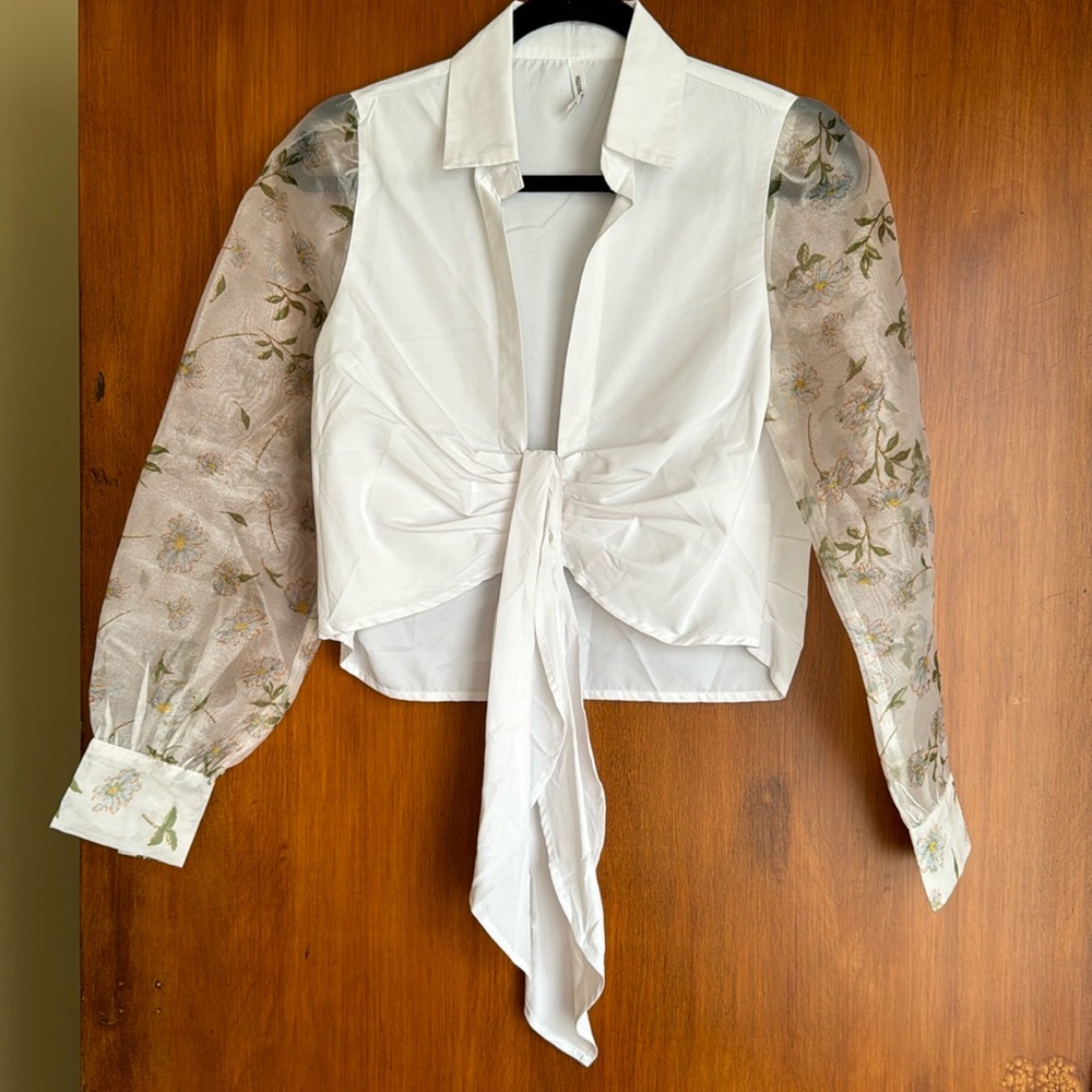 White cropped collared blouse with sheer floral sleeves - S